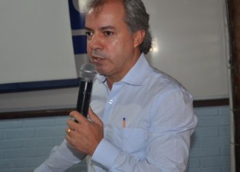 Prefeito de Caraí, Vavá Neiva, é reeleito presidente da AMUC