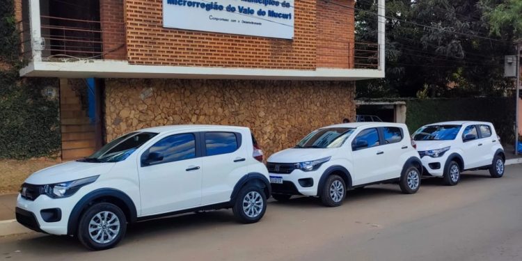 Presidente da Amuc faz entrega de 03 veículos zero quilômetro para gerente da associação e seus colaboradores.