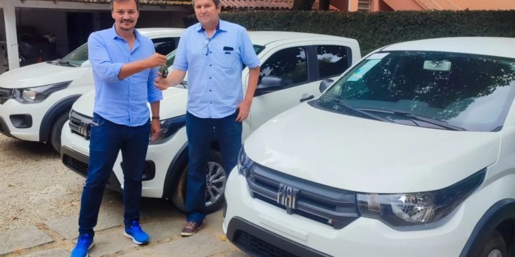Presidente da Amuc faz entrega de 03 veículos zero quilômetro para gerente da associação e seus colaboradores.