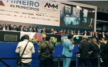 Prefeito de Itaipé (Sandão – Presidente da AMUC) recebe na AMM Medalha do Mérito Municipalista