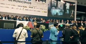 Prefeito de Itaipé (Sandão – Presidente da AMUC) recebe na AMM Medalha do Mérito Municipalista